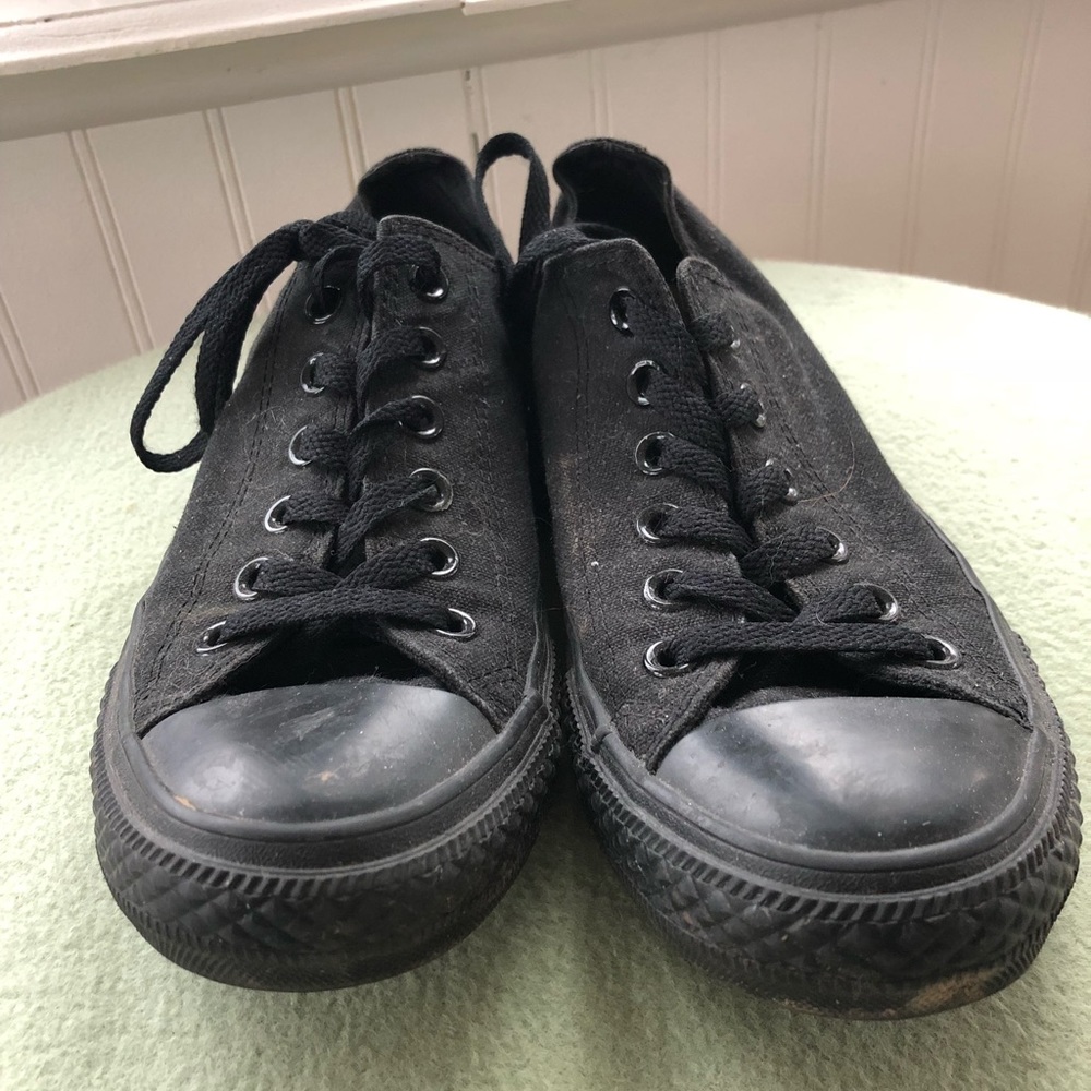 All Black Low Converse